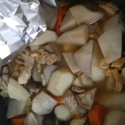 油揚げと椎茸もINで(^_^)
夜食べるために、今作り終えたところです。
しみしみ〜の里芋を食べるのが楽しみ♡